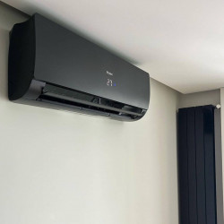 Climatiseur Haier Flexis 25, design noir élégant, série Haier Flexis R-32, mode SuperQuiet, Wi-Fi