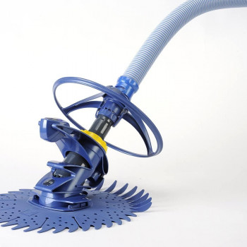 Hydraulische zwembadreiniger Zodiac T3, uitgerust met een anti-blokkeer deflector om obstakels te overwinnen