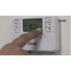 Bezprzewodowy termostat Ferroli Romeo W RF moduluje pracę kotła, dostosowując temperaturę zasilania do potrzeb pomieszczenia.
