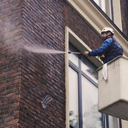 High-quality cleaning of building facades
