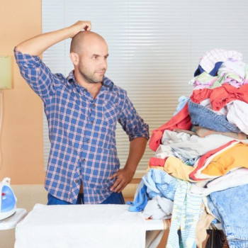 Repasser les vêtements à la maison permettra d'économiser de l'énergie et du temps