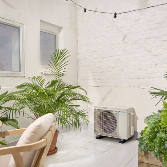 Aire acondicionado DAIKIN TXF25F R32 tipo Split 1x1 Inverter. Clase A++/A+. Capacidad frigorífica 2210 fg/h.; Capacidad calorífica 2442 kcal/h. 3 años de garantía — Domis.pro Aire acondicionado DAIKIN TXF25F R32 tipo Split 1x1 Inverter. Clase A++/A+. Capacidad frigorífica 2210 fg/h.; Capacidad calorífica 2442 kcal/h. 3 años de garantía — fotos, apariencia, detalles