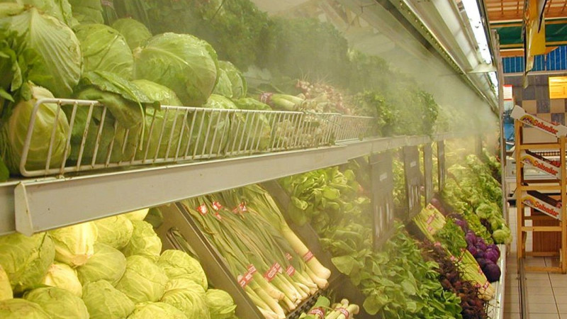 In gekoelde vitrines en toonbanken met verse producten