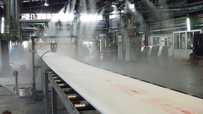 Por niebla para crear un microclima en la producción