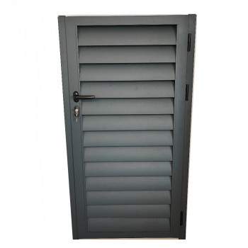 Portail en aluminium peint, ventilé, vue fermée, ouvrant uniquement vers l'extérieur