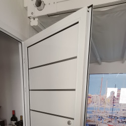 Дверь белая из алюминия, с зеркальными вставками из металла, закрытый обзор, открывается только наружу 