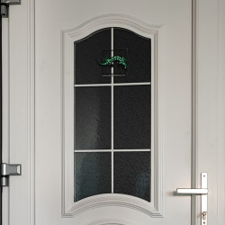 Дверь белая с стеклянными не прозрачнми вставками, металлопластик