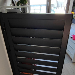  Drzwi przejściowe Aluminium, w kolorze drewna, wentylowane, widoczne, otwierane tylko na zewnątrz