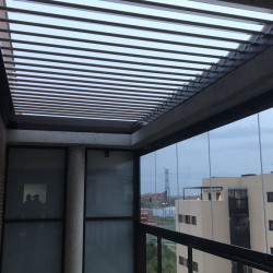 Aluminium pergola met klimatologische jaloezieën ingebouwd in het dak 3m x 4m Pergola gemotoriseerd grafiet / grijs, bioklimatisch Aluminium pergola met klimatologische jaloezieën ingebouwd in het dak 3m x 4m Pergola gemotoriseerd grafiet / grijs, bioklimatisch