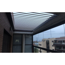 Aluminium pergola met klimatologische jaloezieën ingebouwd in het dak 3m x 4m Pergola gemotoriseerd grafiet / grijs, bioklimatisch Aluminium pergola met klimatologische jaloezieën ingebouwd in het dak 3m x 4m Pergola gemotoriseerd grafiet / grijs, bioklimatisch