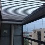 Алюминиевая пергола с климатичискими жалюзями встраеваемая в крышу 3м x 4м Pergola моторизованная графит/серый