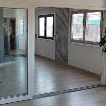 Schuifdeuren met warm dubbel glas voor alle weersomstandigheden 4770x2510 mm, Corredera Elevable HST, met een profiel imitatie van beton