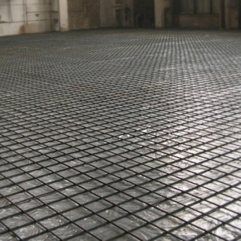 Installatie van gelaste gaas op de vloer, m²