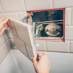 Montage der Eurotür und Fliesenzuschnitt im Montagebereich, Stück.