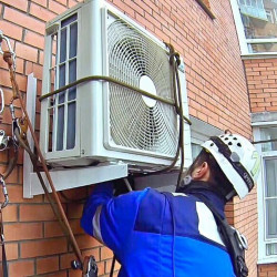 Installation der Außeneinheit der Split-Klimaanlage, Stk.