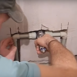 Instalação de uma caixa multiúso (misturador embutido na parede), unidade. Instalação de uma caixa multiúso (misturador embutido na parede), unidade.