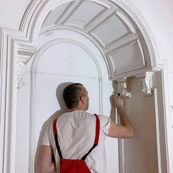 Dismantling of gypsum friezes and sculpting, m²