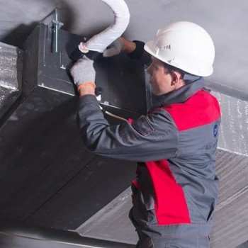 Grundinstallation der Klimaanlage an der Wand auf 9.000 Kühlschränke