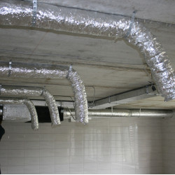 Montage eines flexiblen Luftkanals, m.