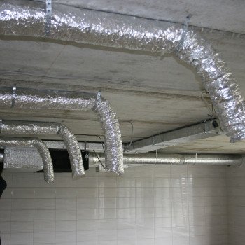 Installatie van flexibele luchtkanaal, m.