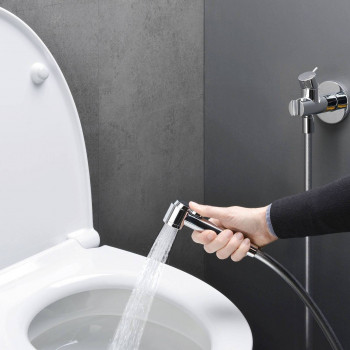 Montage der hygienischen Dusche, Stück.