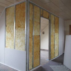 Montage von Mineralwolle oder expandiertem Polystyrol unter Gipskartonwänden, m²
