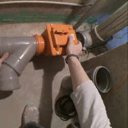 Installation d'un clapet anti-retour d'égout, unité.