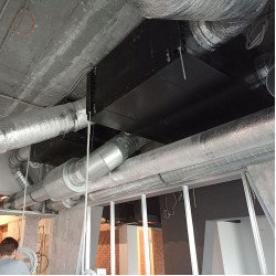 Installation d'une unité de ventilation d'une capacité de 2500 à 5000 m³/h, unité.