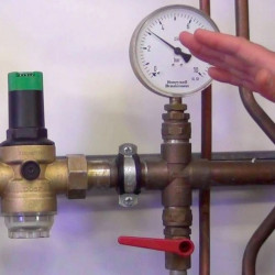 Montage des Druckminderers, Stück.