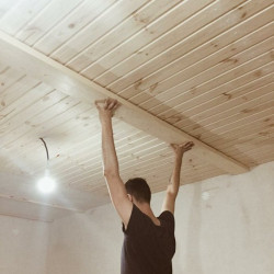 Montage von Holzverkleidung an Decken, m²