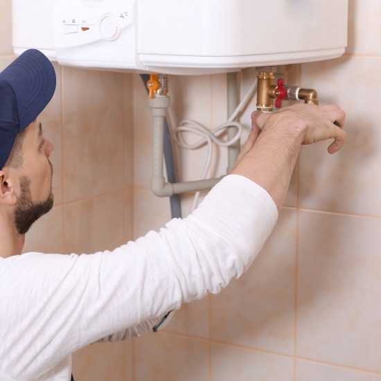 Commandez Installation et raccordement d'un chauffe-eau par un plombier, unité. aux prix d'usine