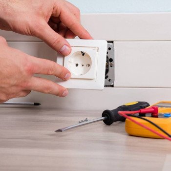 Instalación de enchufes y interruptores, unidad.