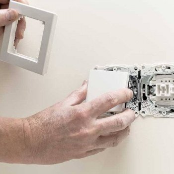 Instalación de enchufes y interruptores, unidad.