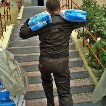Transport von schweren Materialien (über 50 kg), Etage