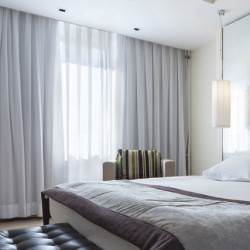 Czarne rolety przeciwpożarowe Rubí, nieprzezroczysta tkanina, certyfikat ognioodporności