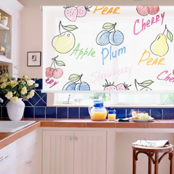Stoffen luiken op het raam met een print, fruit, helder en vrolijk, voor de keuken