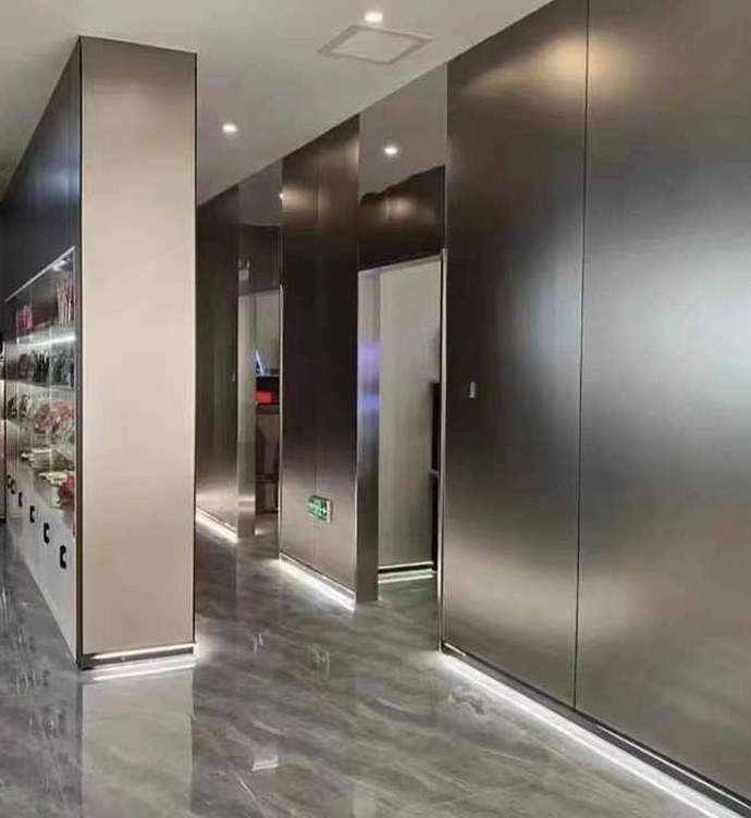 Idea de ambiente · imagen orientativa — Panel decorativo de pared SPC – Silver Brushed Metal